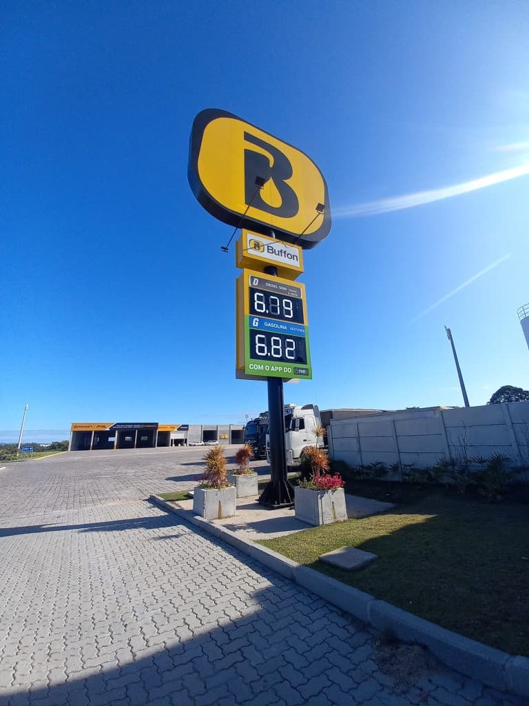 Totem e painel de preços do Posto Buffon