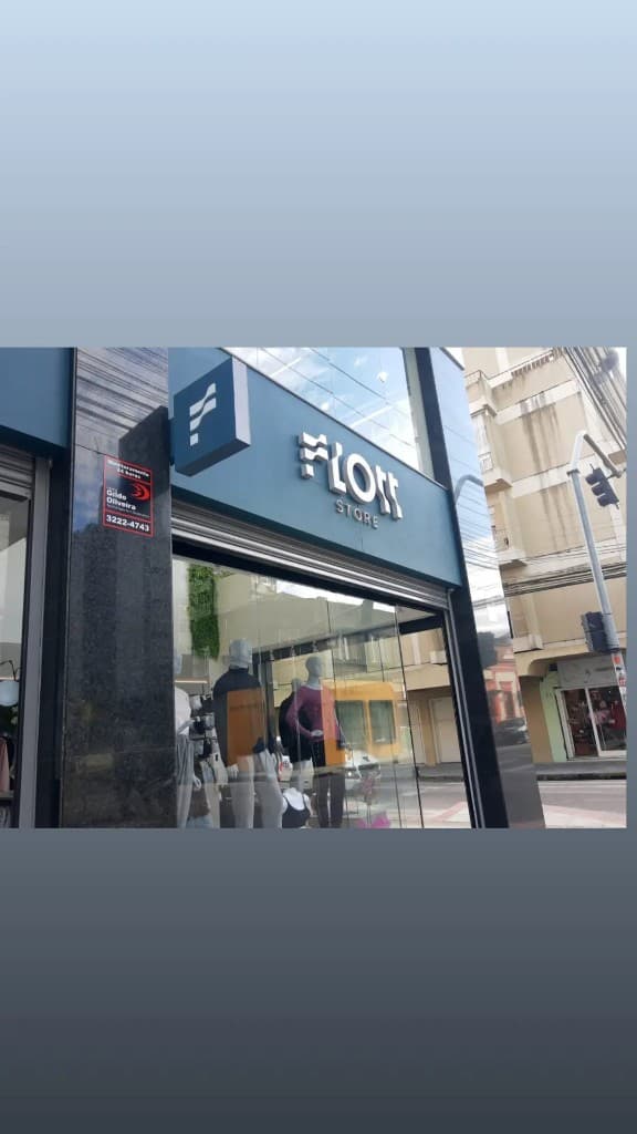 Fachada da Floss Store com letreiro 3D