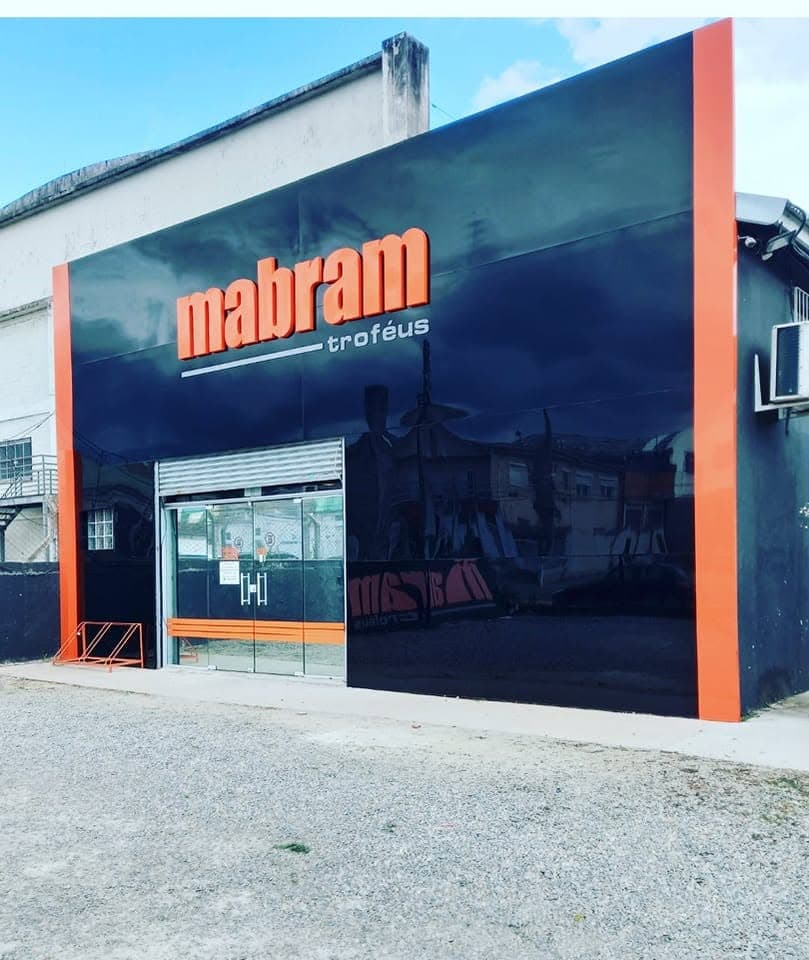 Fachada comercial em ACM da Mabram Troféus